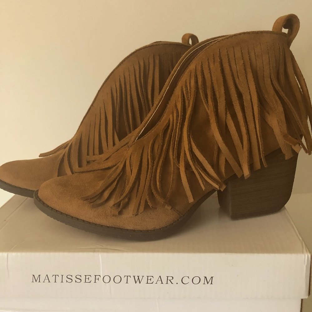 8M woman's suede ankle boot with fringe.